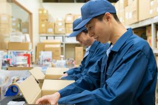 荷物の梱包と機械操作の補助スタッフ