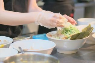 ラーメン店の調理補助スタッフ