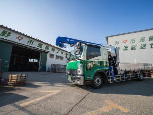 クレーン付き長距離トラックドライバー