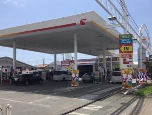 ガソリンスタンドの補助スタッフ