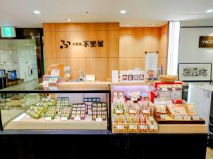 加賀麩の店頭販売スタッフ