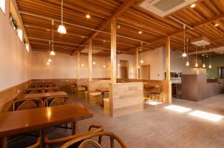 「木のぬくもりに包まれた、落ち着いた空間」ゆったりとした店内で、心地よく働けます。