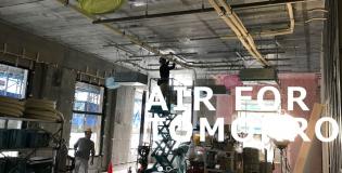 空調設備の配置・配管作業スタッフ