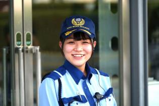 電気工事現場での交通誘導警備スタッフ