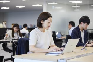 在宅勤務はありません。オフィスで周りの架電音を聞きながら、お互いにモチベーションを高め合える環境です。