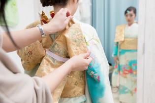 振袖の着付けと写真撮影補助