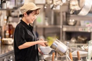麻辣湯専門店での調理・接客