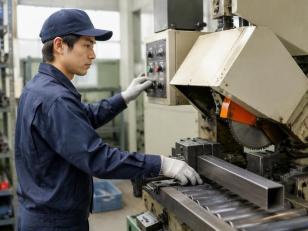 切断機の機械オペレーター