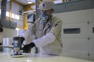 強化プラスチックの製造スタッフ