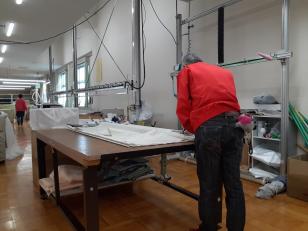 カーテン生地の裁断スタッフ