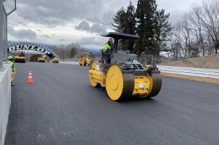 当社の高い技術が認められ、一般道路だけでなく、 カーレース場のレーシングコースの整備等の実績も！