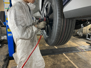 新車の防錆作業スタッフ
