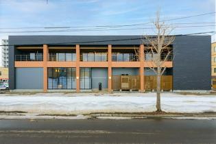 北海道本社の社屋です。冬の寒さにも負けない温熱環境の建物。外観だけでなく建物内部もモダンでおしゃれな作りが自慢です！