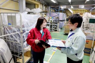 倉庫内の商品管理スタッフ