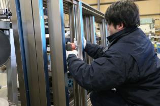 アルミ製手すりの組立スタッフ