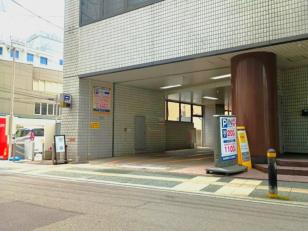 商業ビルの駐車場スタッフ