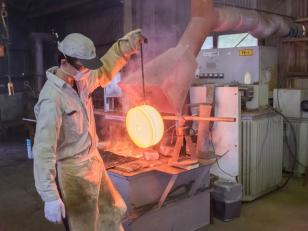 工場での工業用刃物の製造スタッフ/熱処理加工