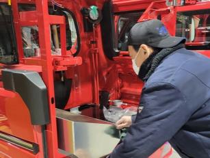 消防車の製作・塗装スタッフ