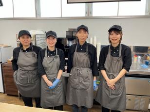 病院内ベーカリーのパン製造スタッフ