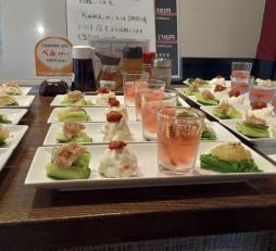 開店前に行う盛り付け作業スタッフ