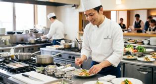 ホテルレストランでの調理スタッフ