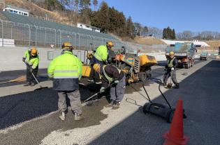 当社の高い技術が認められ、一般道路だけでなく、 カーレース場のレーシングコースの整備等の実績も！