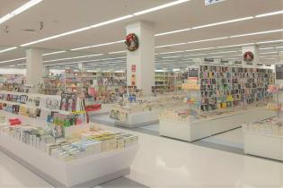 アルテマルカン桜台店内の書店スタッフ