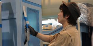 製品の出荷・梱包スタッフ