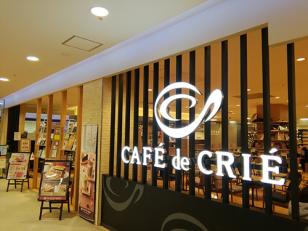 書店併設カフェの接客スタッフ