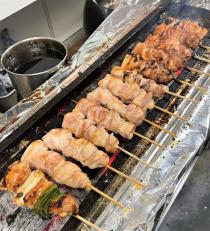個人で営む炭火焼鳥店のホール