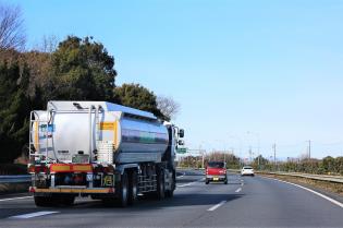 大型タンクローリードライバー（石油・重油の日帰りルート配送）