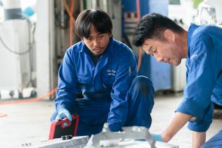 自動車の鈑金加工業務