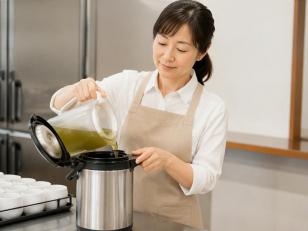 社員食堂および工場内トイレの清掃スタッフ