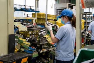 自動車部品の組付加工および作動確認