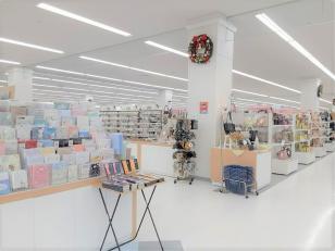アルテマルカン桜台店内の文具コーナー販売スタッフ