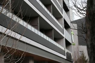 アルミ製手すりの組立スタッフ