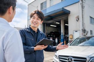 自動車整備会社の営業スタッフ
