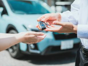 レンタカーを指定場所まで運転・引き渡しスタッフ