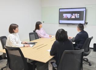 営業職は2名在籍中。 前職が食品業界や金融など業界未経験の先輩が多いです。 Web会議システムもあり、他部署・多場所とのコミュニケーションも密！◎