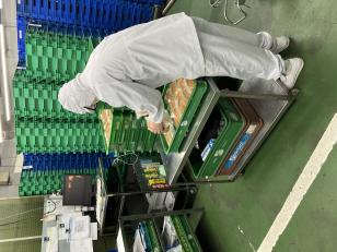 出荷直前に商品の検品作業をしている風景