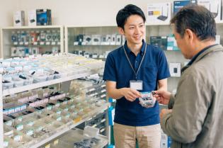 店舗での接客販売や事務作業
