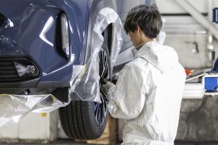 新車の防錆作業スタッフ