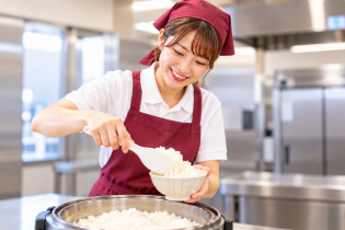 食堂にて調理スタッフ