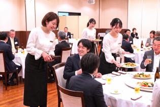 企業パーティーのおもてなしスタッフ