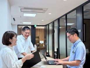 部署内で情報共有することで、スムーズな業務運営や仕組みの構築を進めています！ （営業担当とお客様情報を共有するためのブリーフィング風景）