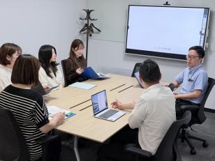 弊社スタッフはチームワークの良さが自慢！ 役割を分担し、チームで協力しながら作業に取り組んでいます。