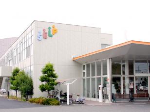 私たちは、各種の専門職員のもとで、相談・診療から支援・介護を行い、障がい児・障がい者の健やかな発達と充実した地域生活の実現を目指しています。