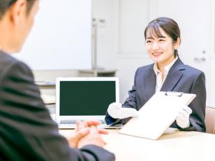 ブランド品買取店の受付スタッフ