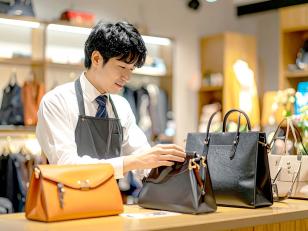買取店の受付・査定スタッフ
