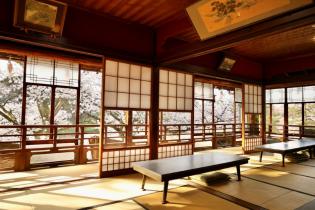 兼六園内お食事処の接客スタッフ